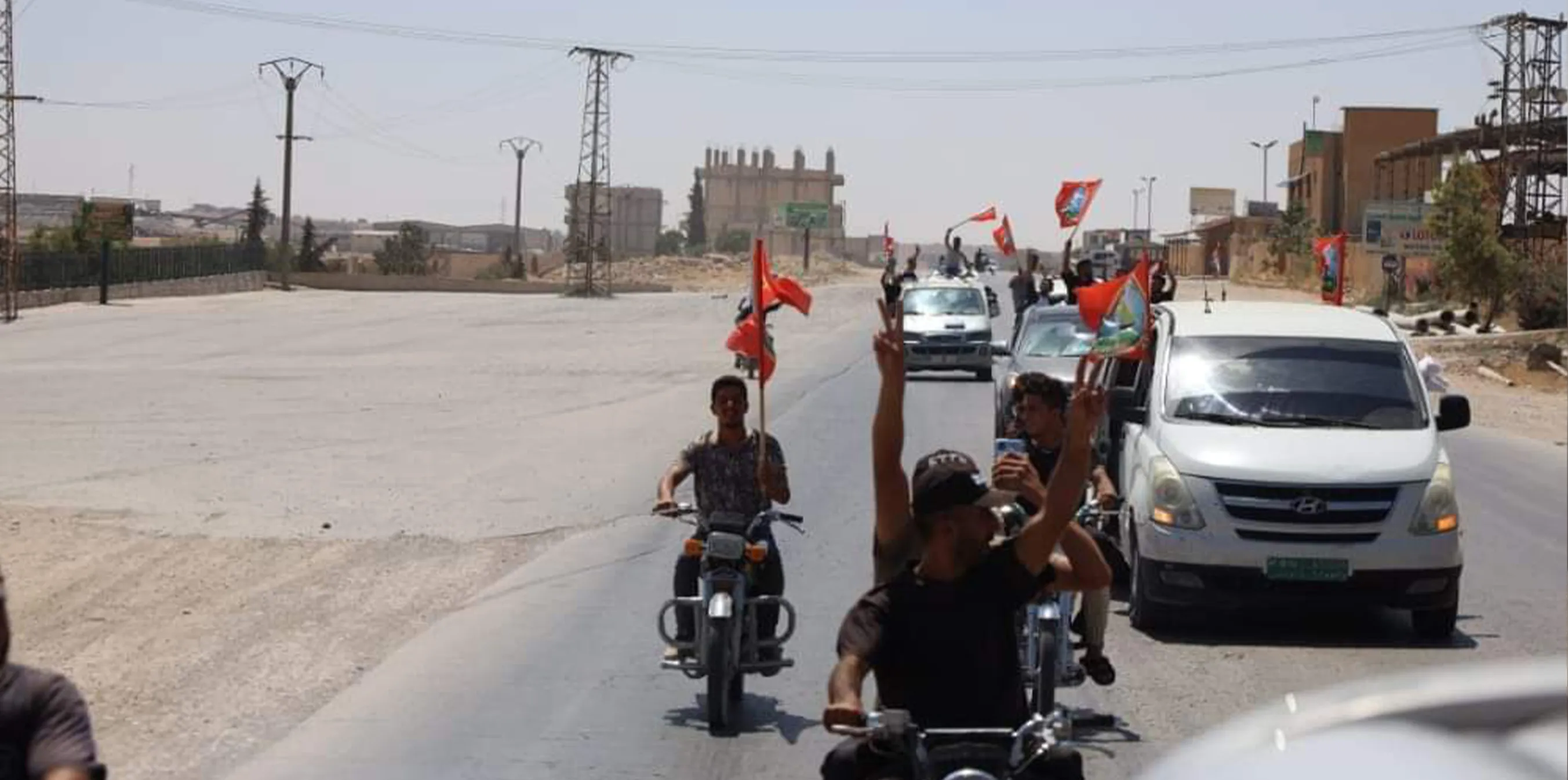 Tevî topbarana dijwar ciwanên Kobanê li kolan in