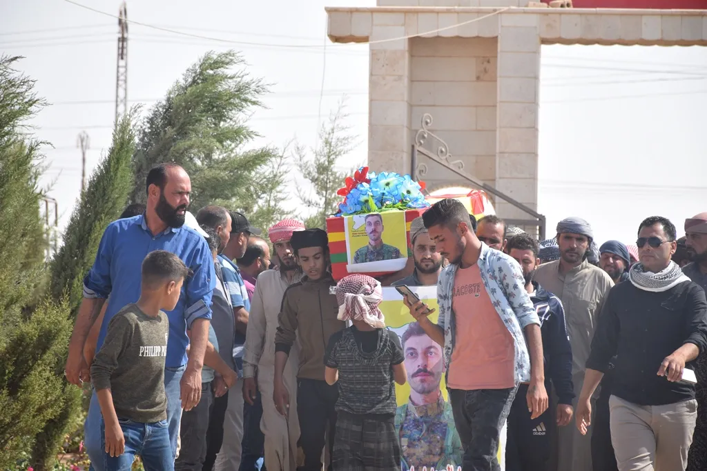 Bi sedan şêniyên Şedadê cenazeyê şehîd Ebdulhemîd Îsmaîl El Matar oxir kir