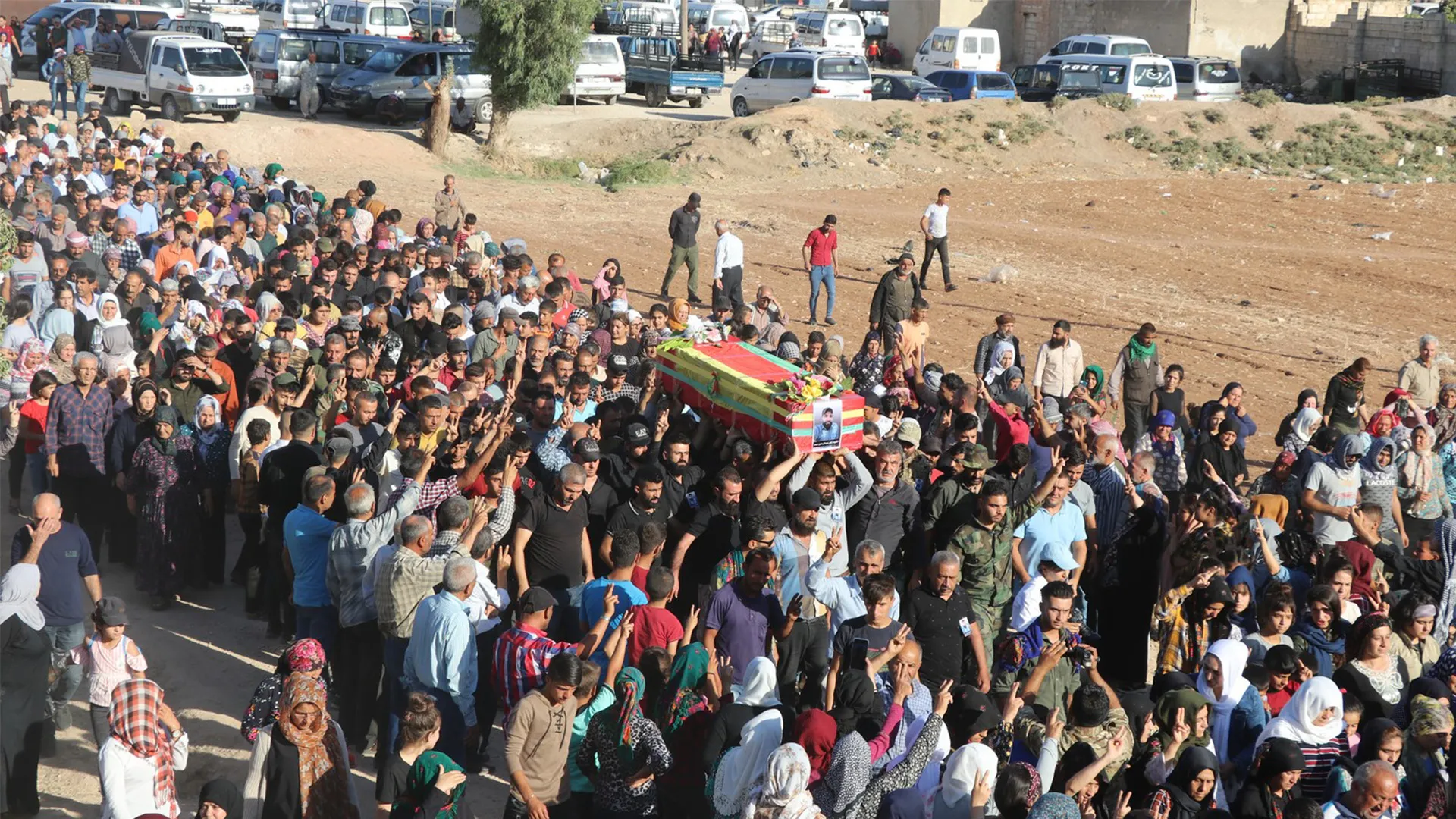 Şêniyên herêma Efrînê cenazeyê şehîd Zuhêr Mihemed spart axê