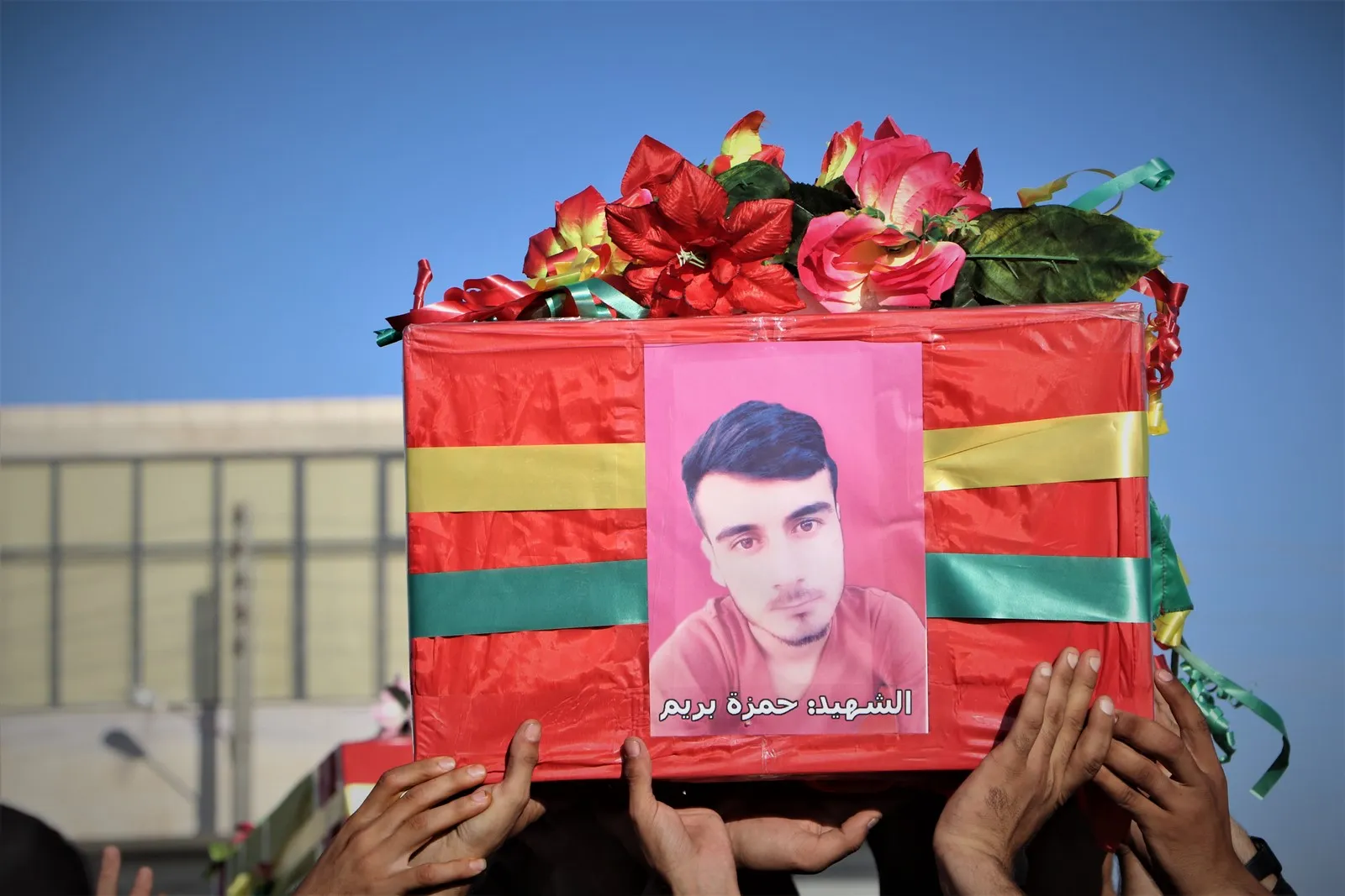 Bi merasimeke bi heybet şêniyên herêma Efrînê şehîdên êrişa Til Rifetê oxir kirin