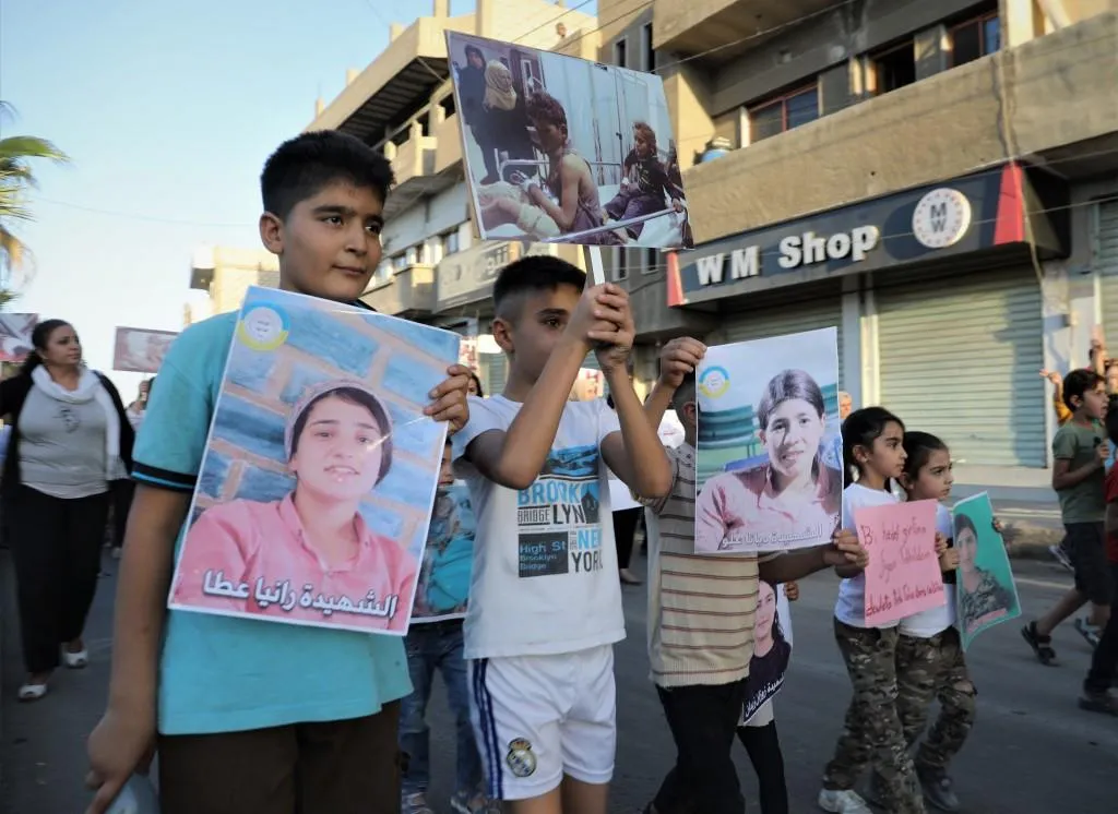 Li Hesekê ji bo şermzarkirina êrişan xwepêşandan li dar ket
