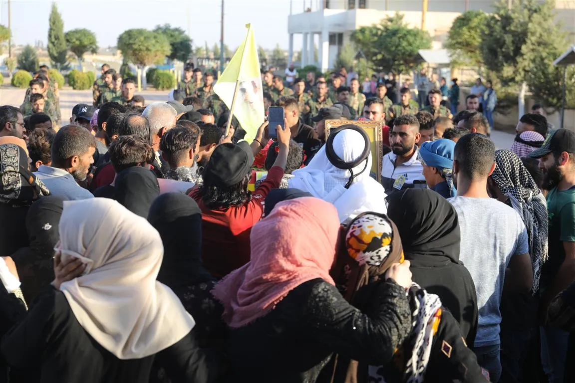 Şêniyên Hesekê cenazeyê şehîd Ebdurezaq El-Hemed spart axê