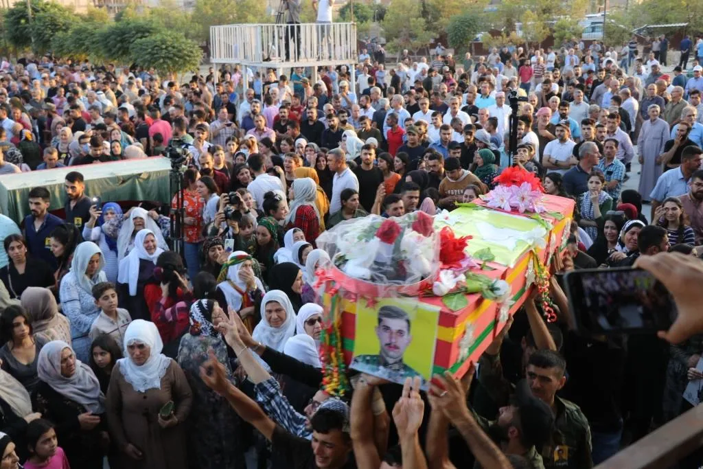 Şehîd Bawer û Edîb bi merasîmeke girseyî hatin oxirkirin