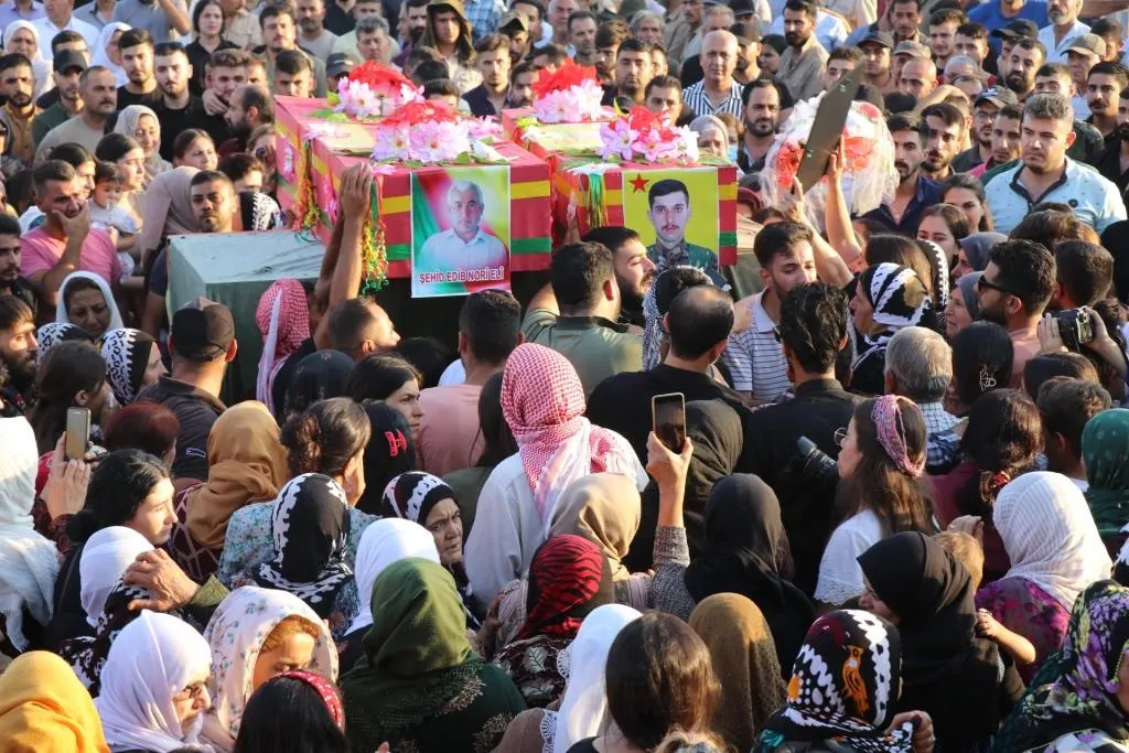 Şehîd Bawer û Edîb bi merasîmeke girseyî hatin oxirkirin