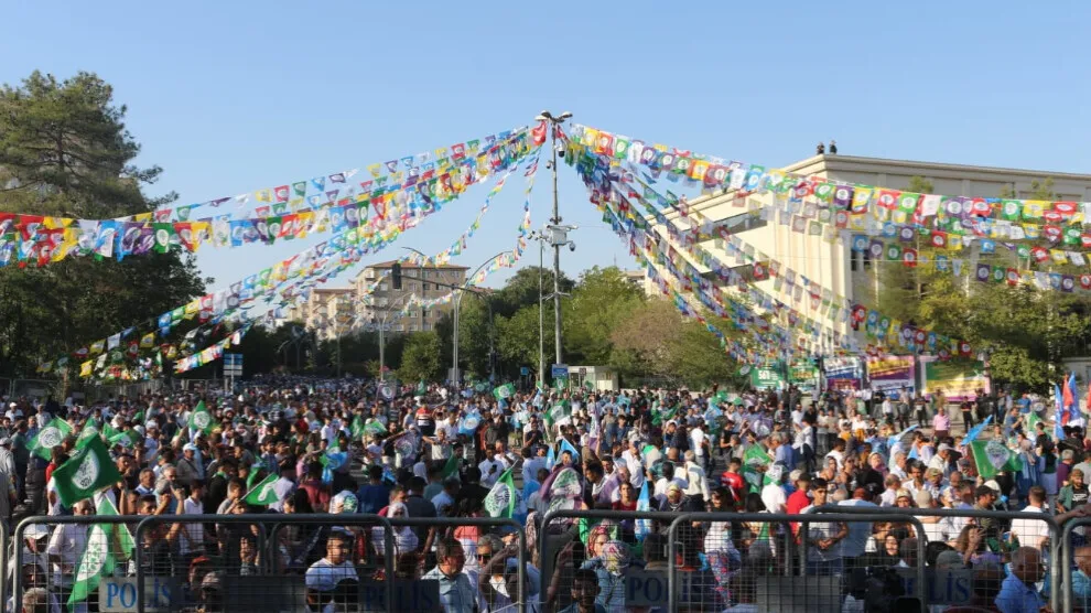 Li Amedê mîtînga “Çareserî em in, na ji şer û dagirkeriyê re”