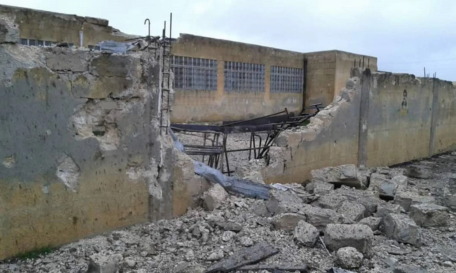 Tevî topbaranê û dorpêçê xwendekarên Efrînê perwerdeya bi zimanê dayikê didomînin