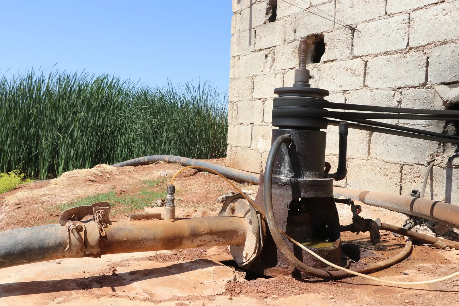 Ji bo rêgirtina li ber nexweşiyan Desteya Şaredariyan a Efrînê avê dezenfekte dike
