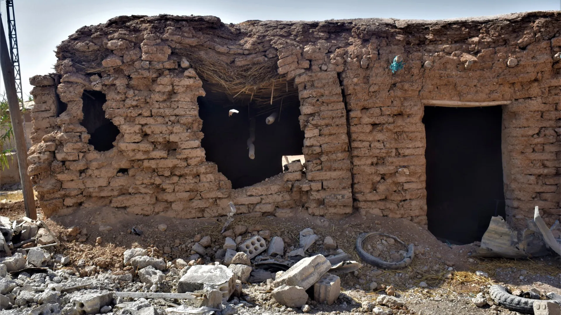 Birîndar bûn û mala wan hilweşiya lê gundê xwe terk nekirin