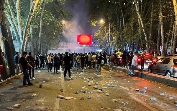 Xwepêşandanên li Îran û Rojhilat di roja 8ʹan de berdewam dikin