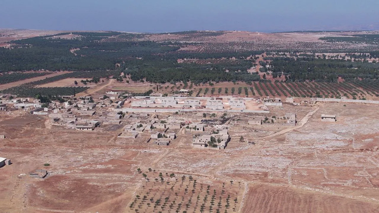 ​​​​​​​Dagirkeriya Tirk li ser kavilên malên koçberan baregeheke leşkerî ava dike
