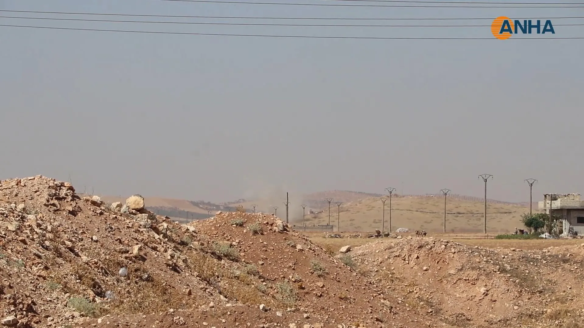 Dagirkeriya Tirk gundekî Til Şeîr û rêya Kobanê-Cerablus topbaran dikin