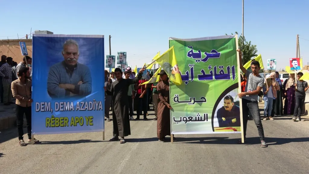 ​​​​​​​Li Eyn Îsayê bi sedan kes ji bo azadiya fîzîkî ya rêber Abdullah Ocalan meşiyan