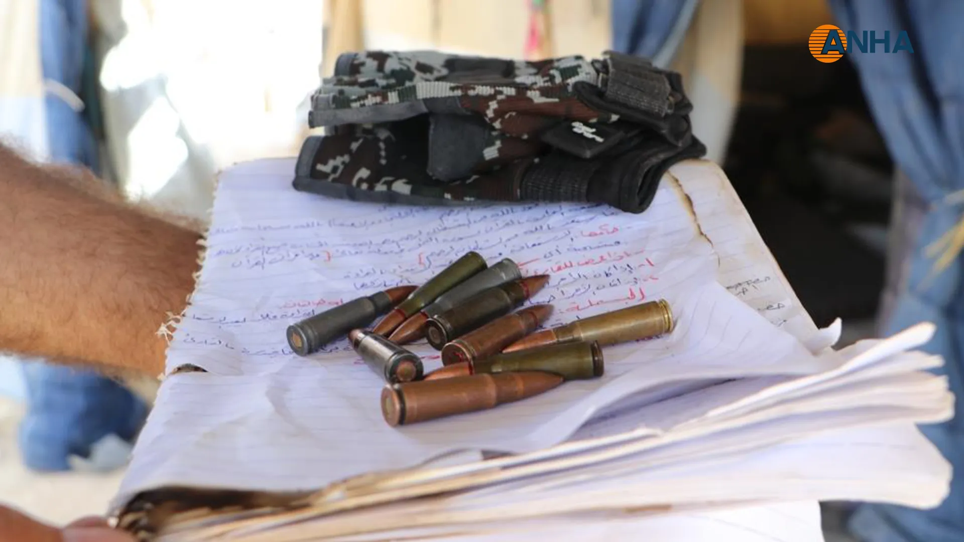 Jinên DAIŞ`î 'Gurên Boz ên biçûk' li Kampa Holê xwedî dikin