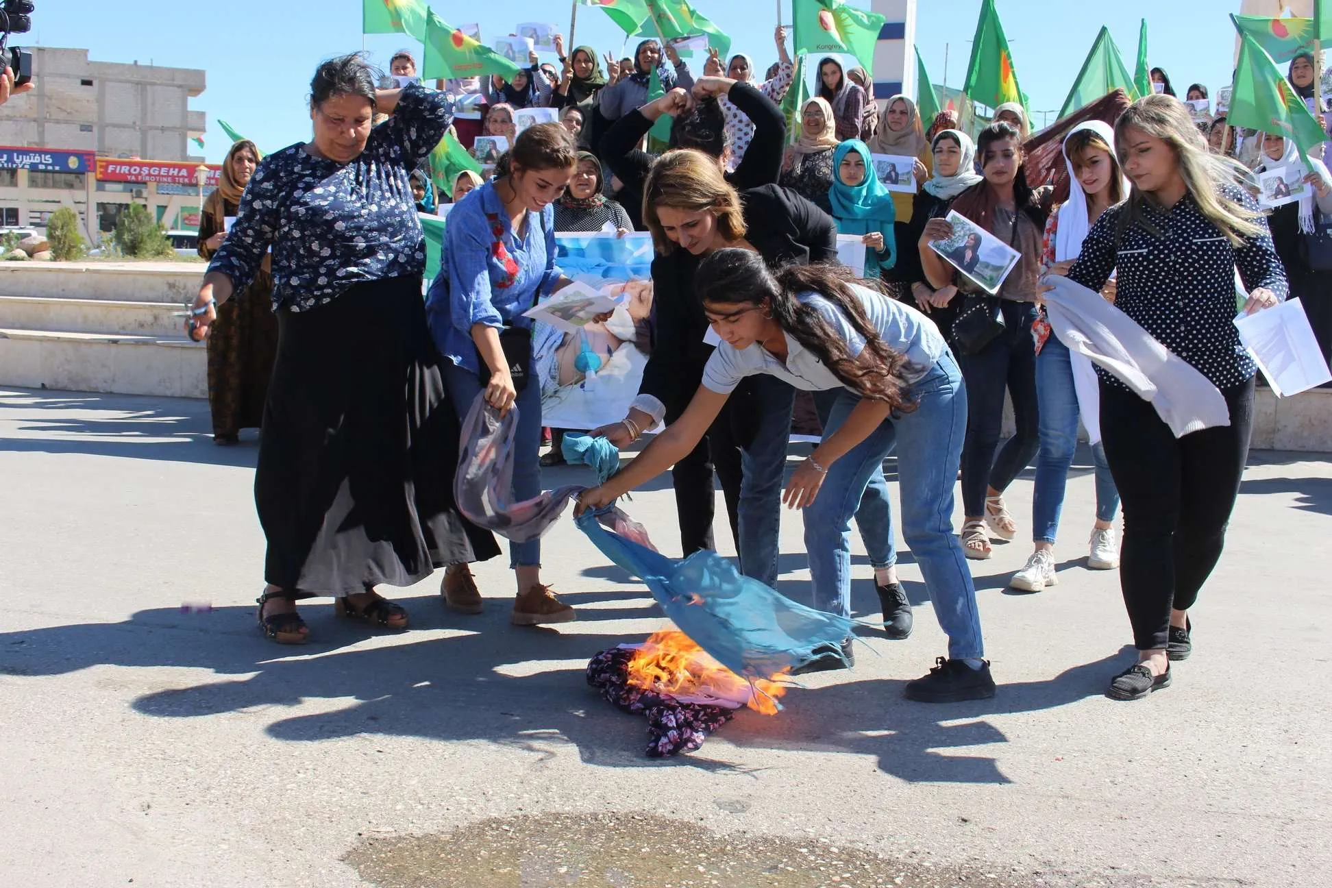 Jinên Kobanê piştgirî da serhildana Jinan a li Rojhilat û Îranê