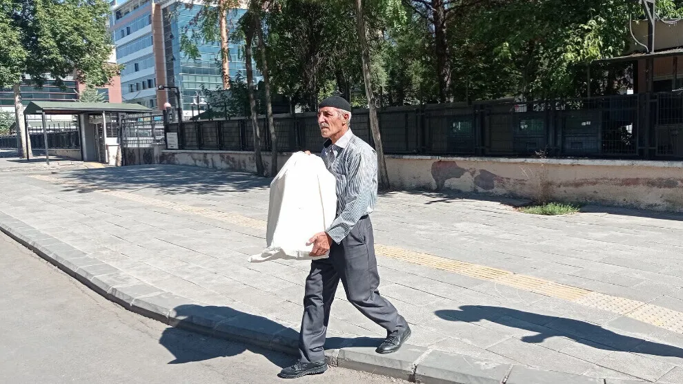 Arslan ê ku cenazeyê kurê wî di kîsekî de xistin destê wî, qala zilma 6 salan kir