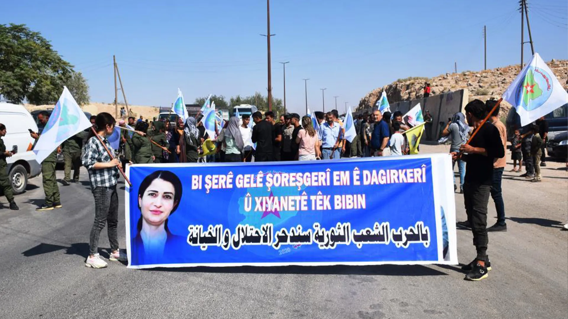 Bi hezaran şêniyên kantona Kobanê li dijî êrişên dewleta Tirk a dagirker meşiyan