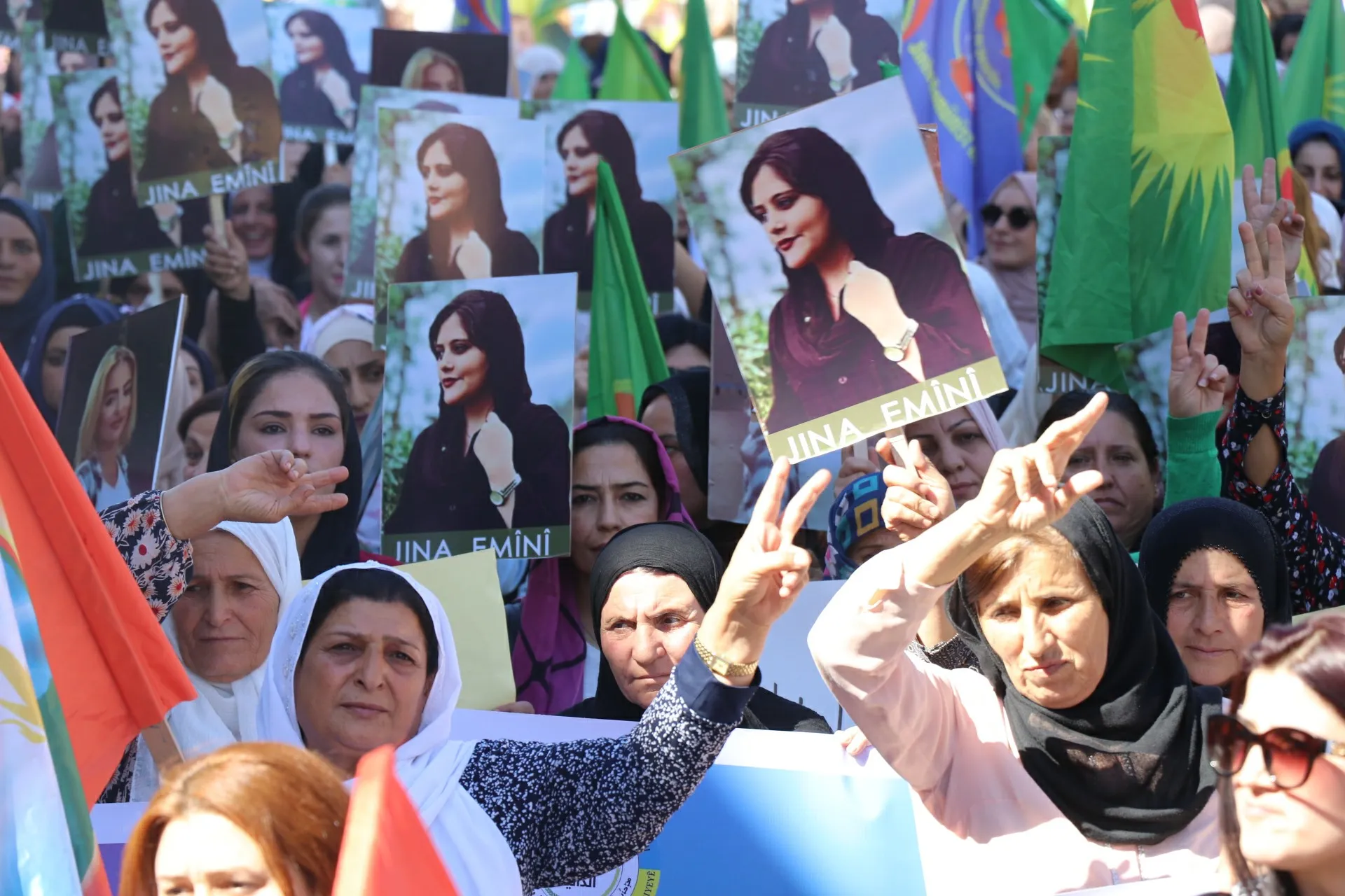 Jinên ji kantona Qamişlo qetilkirina Jîna Emînî protesto kir