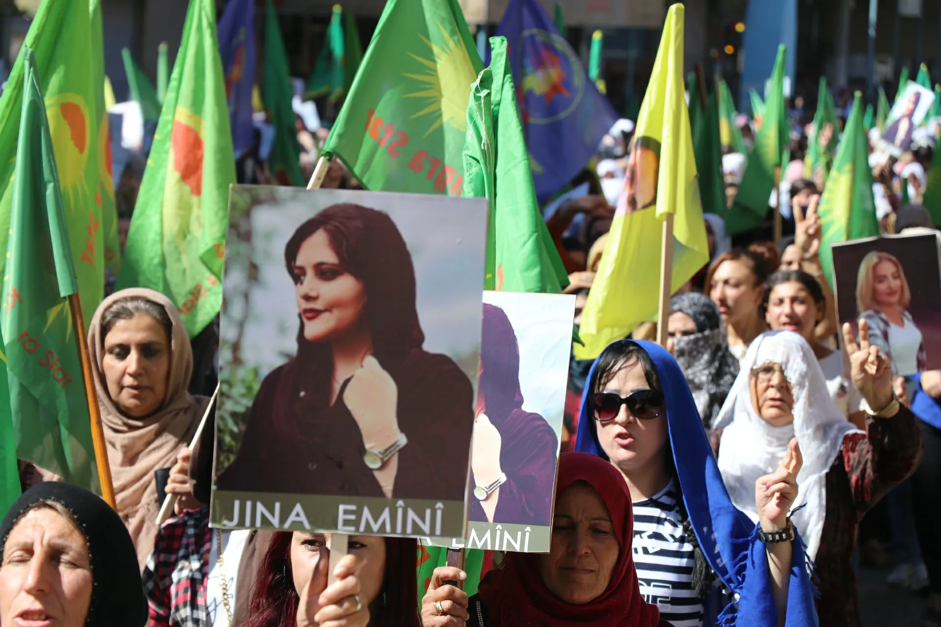 Jinên ji kantona Qamişlo qetilkirina Jîna Emînî protesto kir