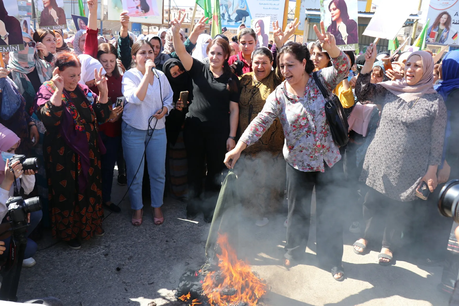 Jinên ji kantona Qamişlo qetilkirina Jîna Emînî protesto kir