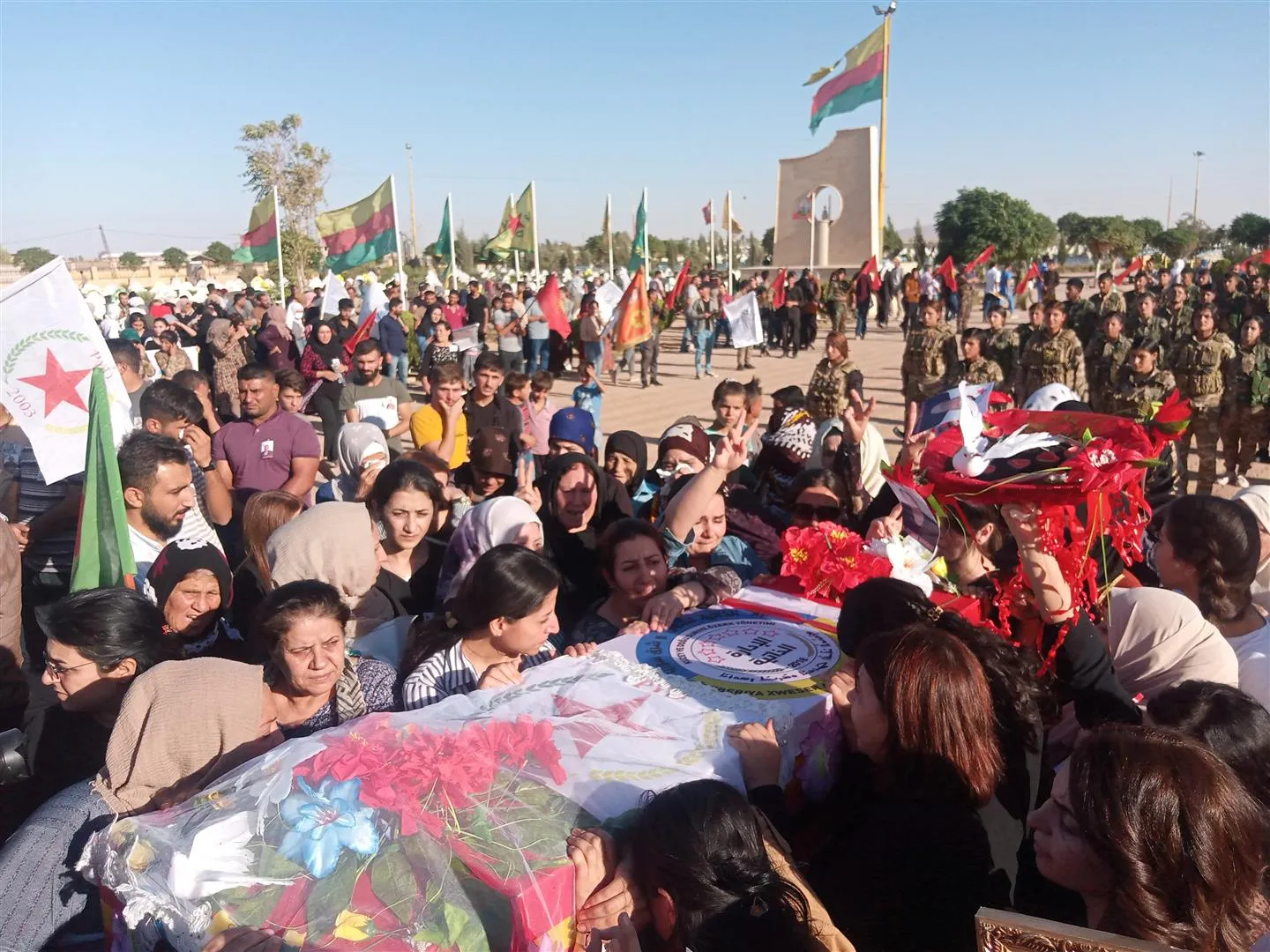 ​​​​​​​Bi hezaran şênî tev li merasîma oxirkirina hevserokên Nivîsgeha Dad û Çaksaziyê bûn