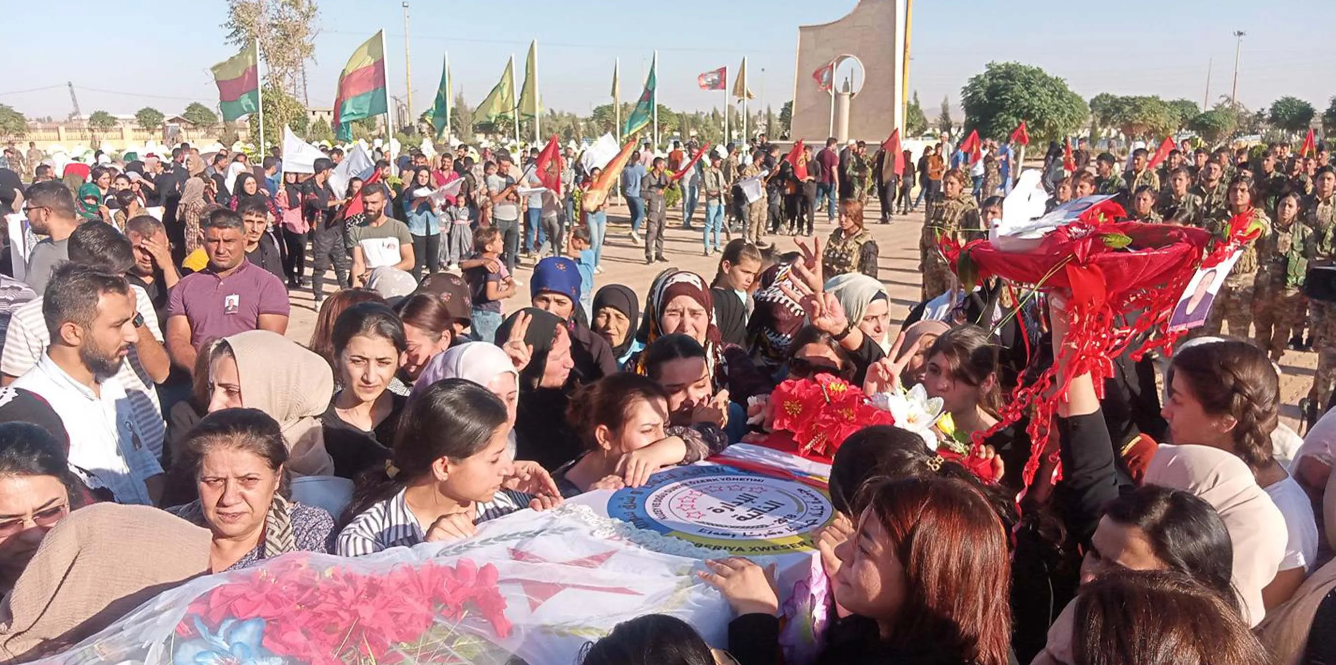 ​​​​​​​Bi hezaran şênî tev li merasîma oxirkirina hevserokên Nivîsgeha Dad û Çaksaziyê bûn