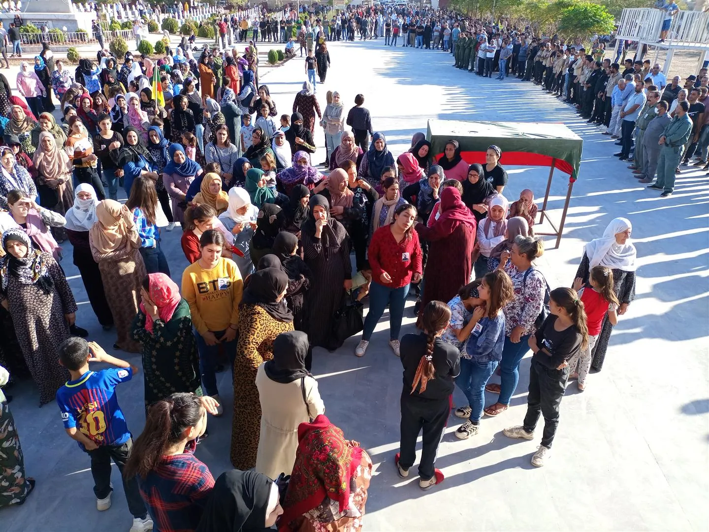 ​​​​​​​Bi hezaran şênî tev li merasîma oxirkirina hevserokên Nivîsgeha Dad û Çaksaziyê bûn