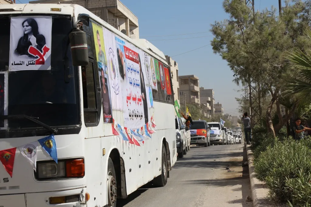 ​​​​​​​Li Minbicê li dijî qetilkirina jinan şênî bi erebeyan daketin qadan