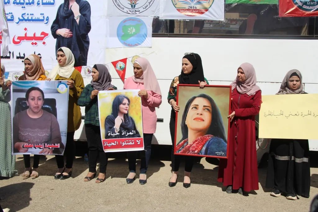 ​​​​​​​Li Minbicê li dijî qetilkirina jinan şênî bi erebeyan daketin qadan