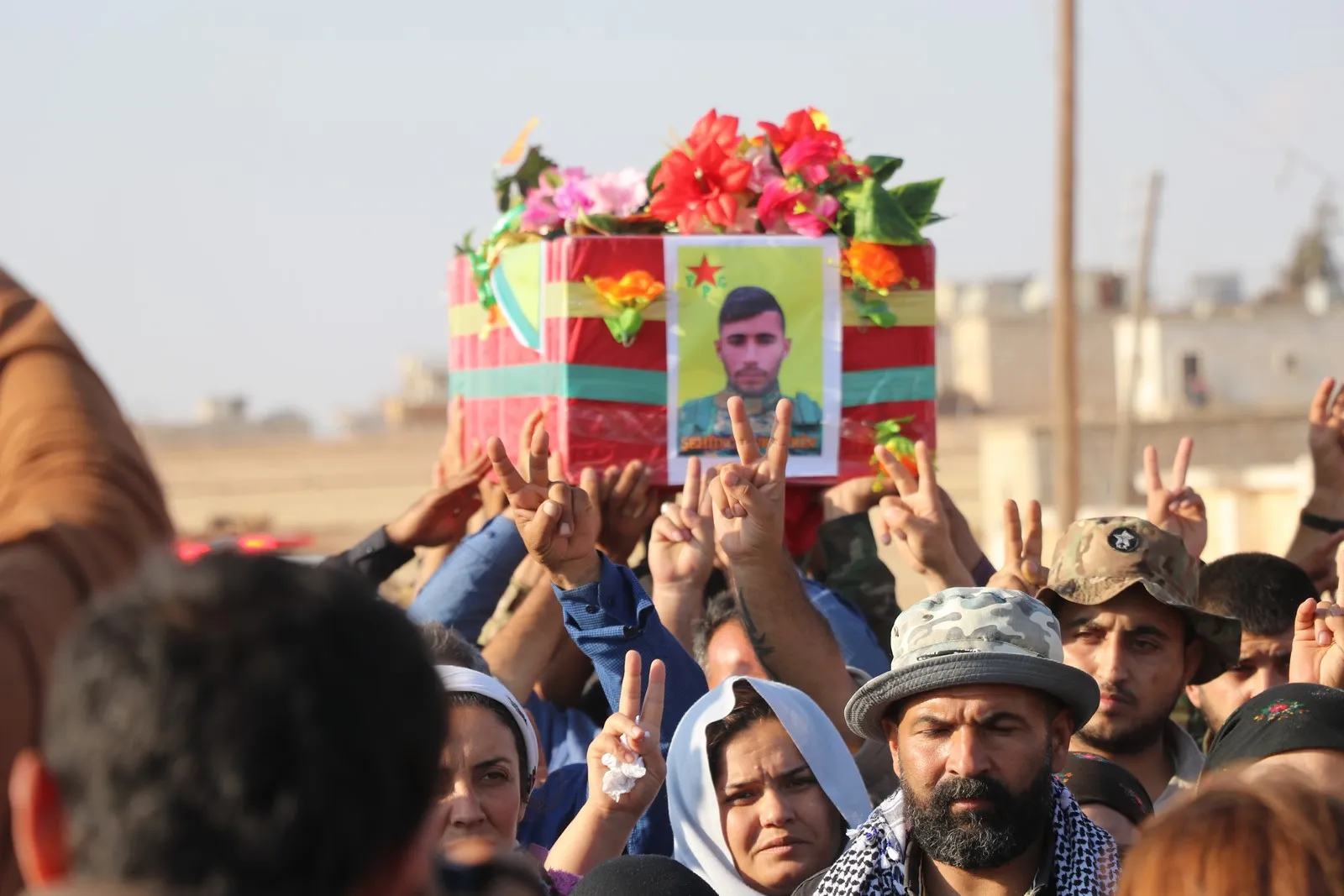 ​​​​​​​Cenazeyê şehîd Cesûr Efrîn li Goristana Şehîdên Berxwedana Serdemê hat veşartin