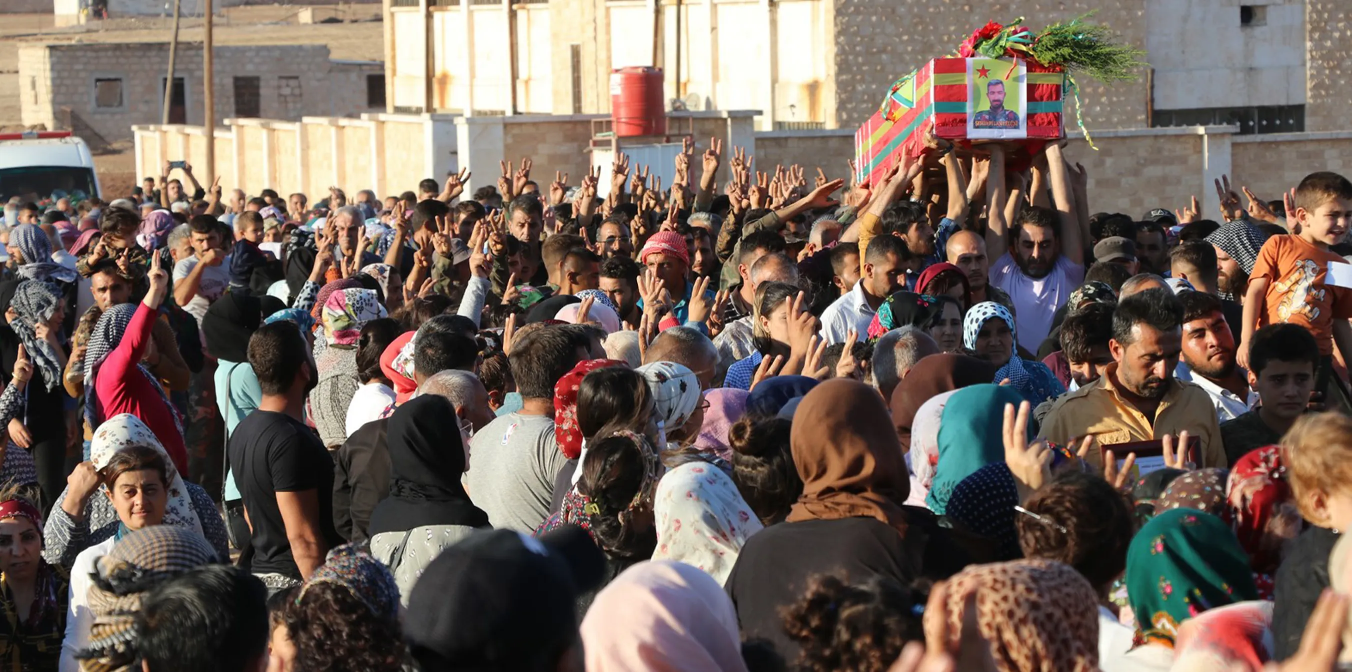 ​​​​​​​Şêniyên herêma Efrînê cenazeyê şehîd Beylan Bêlûnî oxir kir