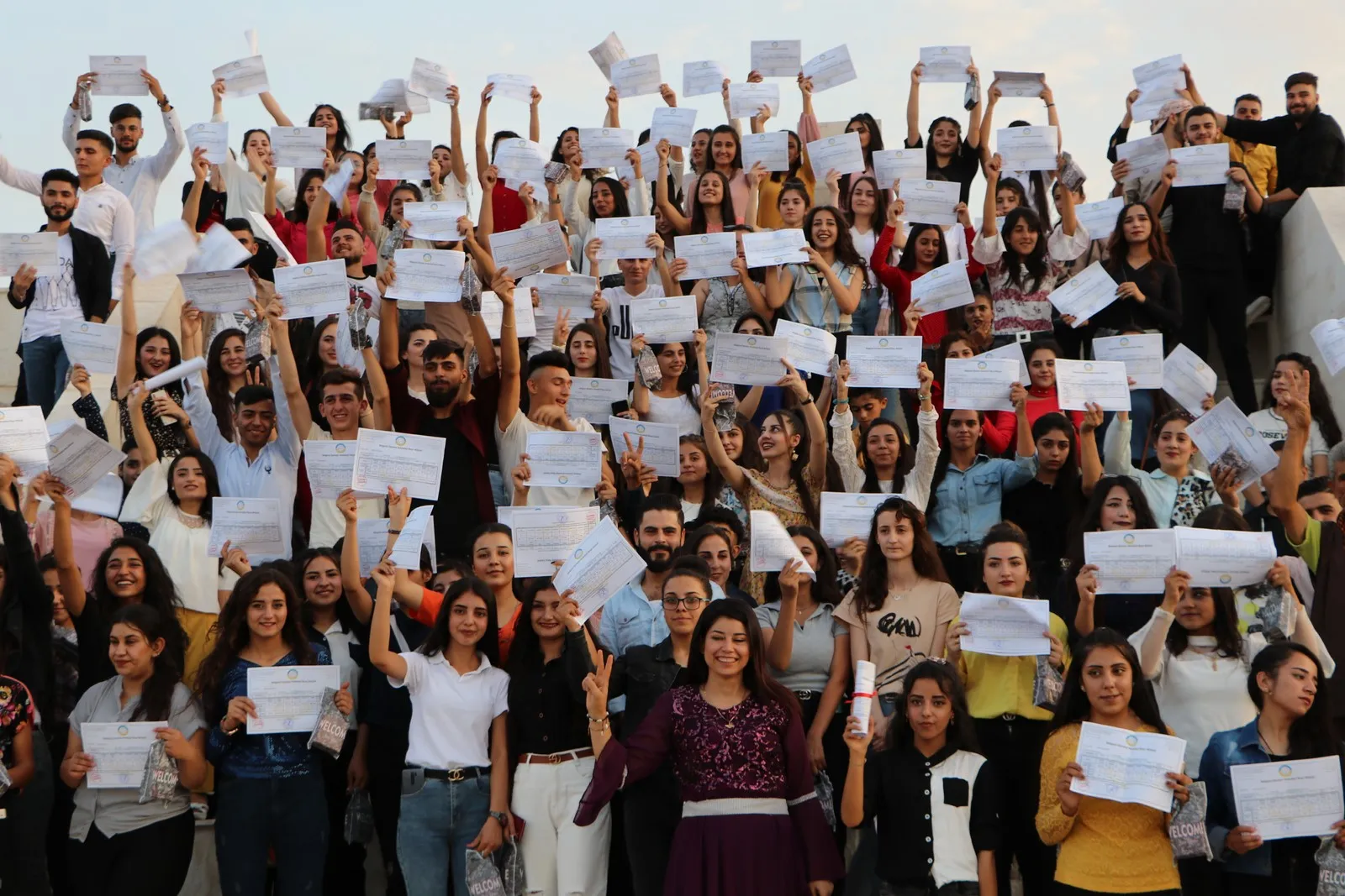 ​​​​​​​Tevî topbaranê lê xwendekarên Efrînê bi ser ketin û bawernameya xwe wergirtin