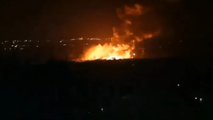 Dengê teqînan li nêzî du balafiregehên li Helebê hat bihîstin