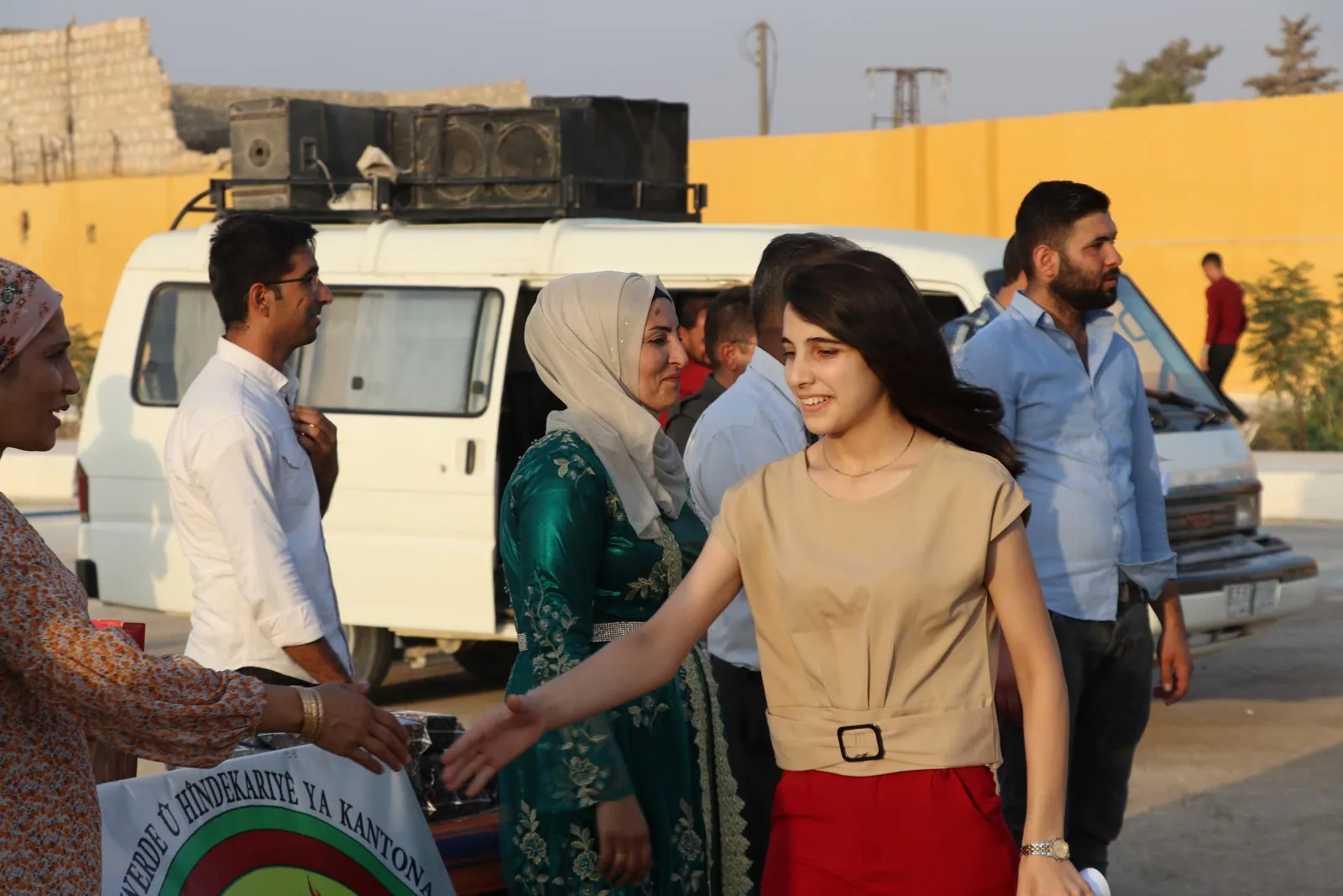 ​​​​​​​Tevî topbaranê lê xwendekarên Efrînê bi ser ketin û bawernameya xwe wergirtin
