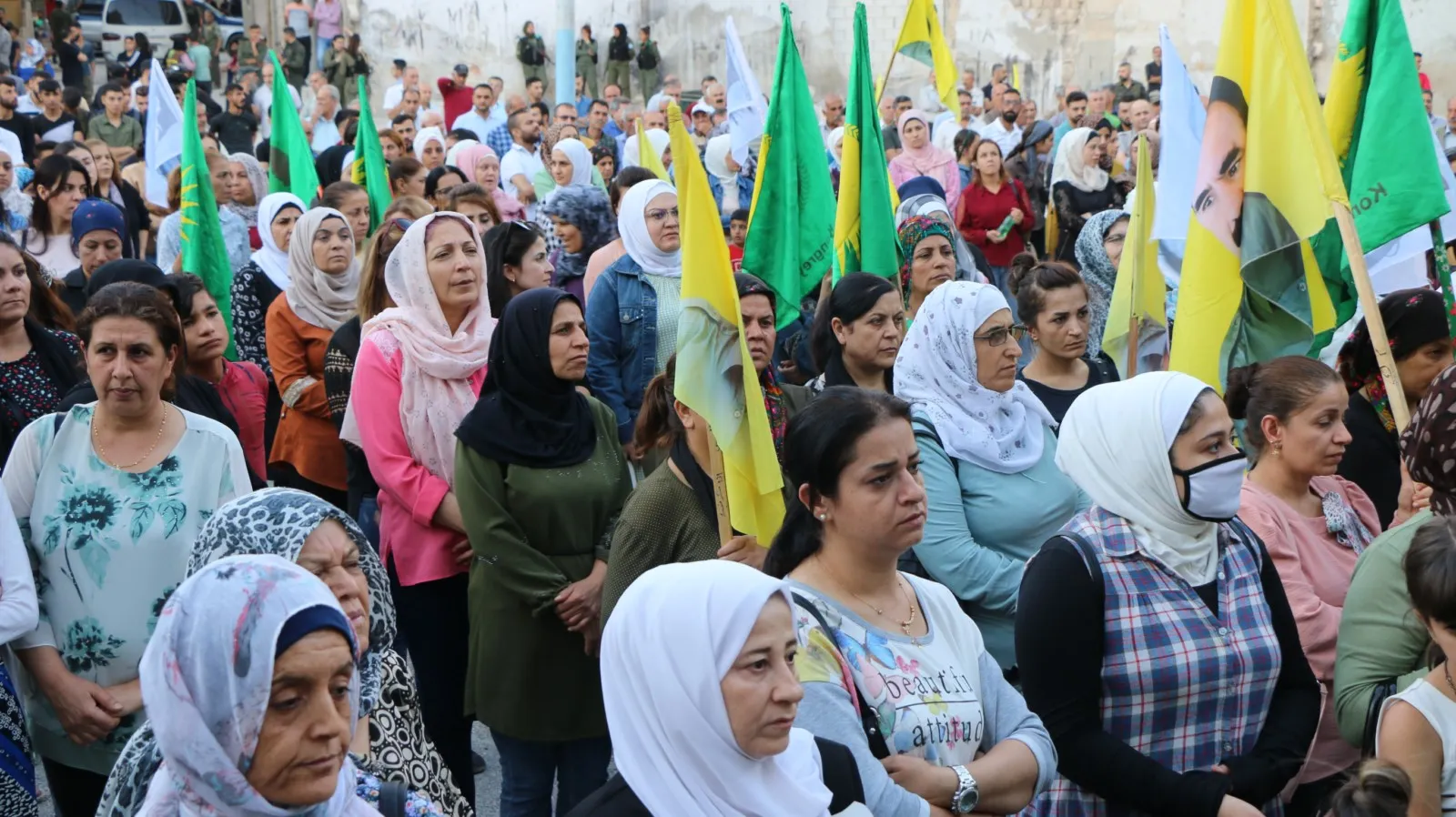 ​​​​​​​Jinên Helebê di xwepêşandana ji bo Jîna Emînî de porê xwe kur kirin