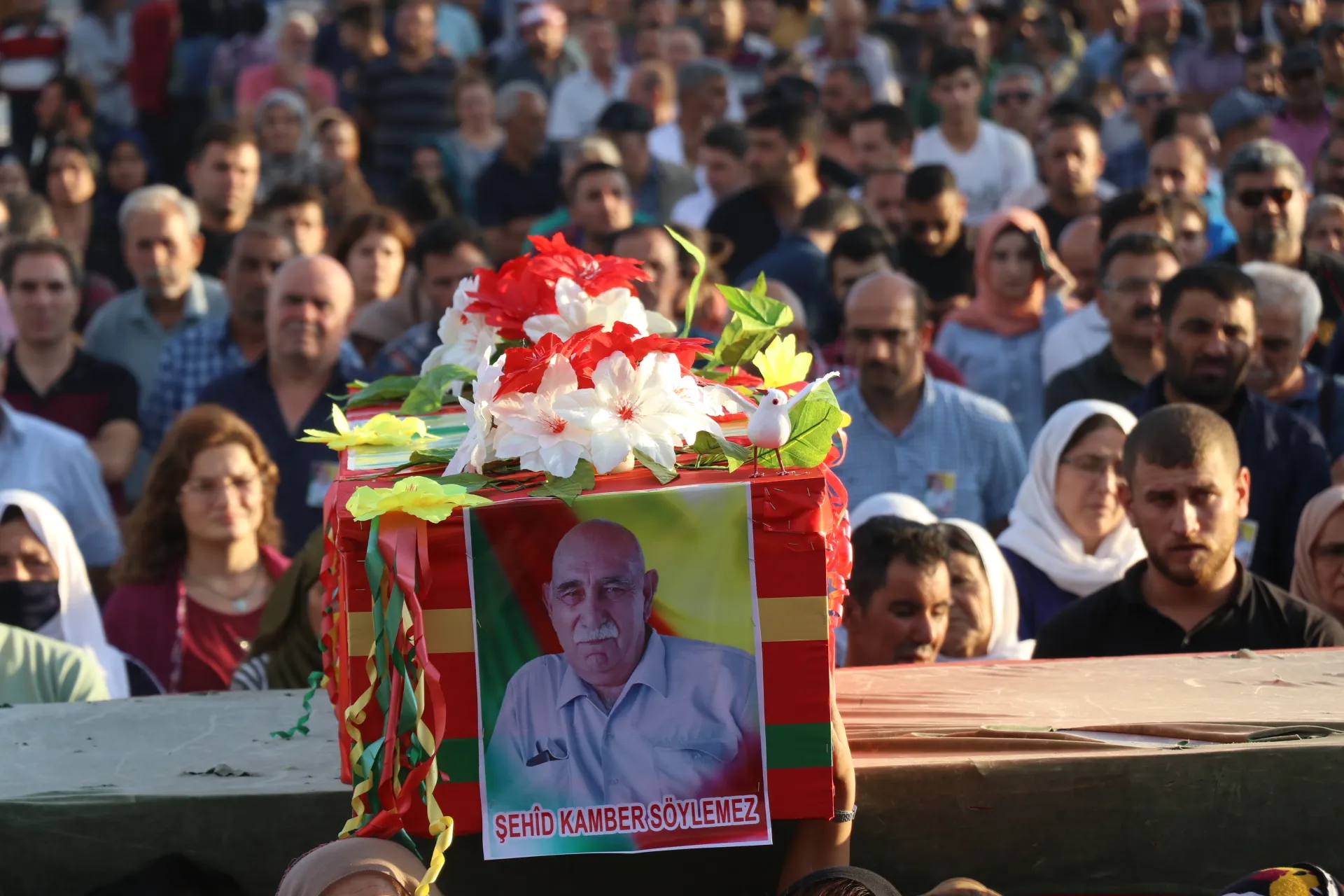 ​​​​​​​Bi sedan şêniyên Qamişlo cenazeyê şehîd Kamber Soylemez oxir kir