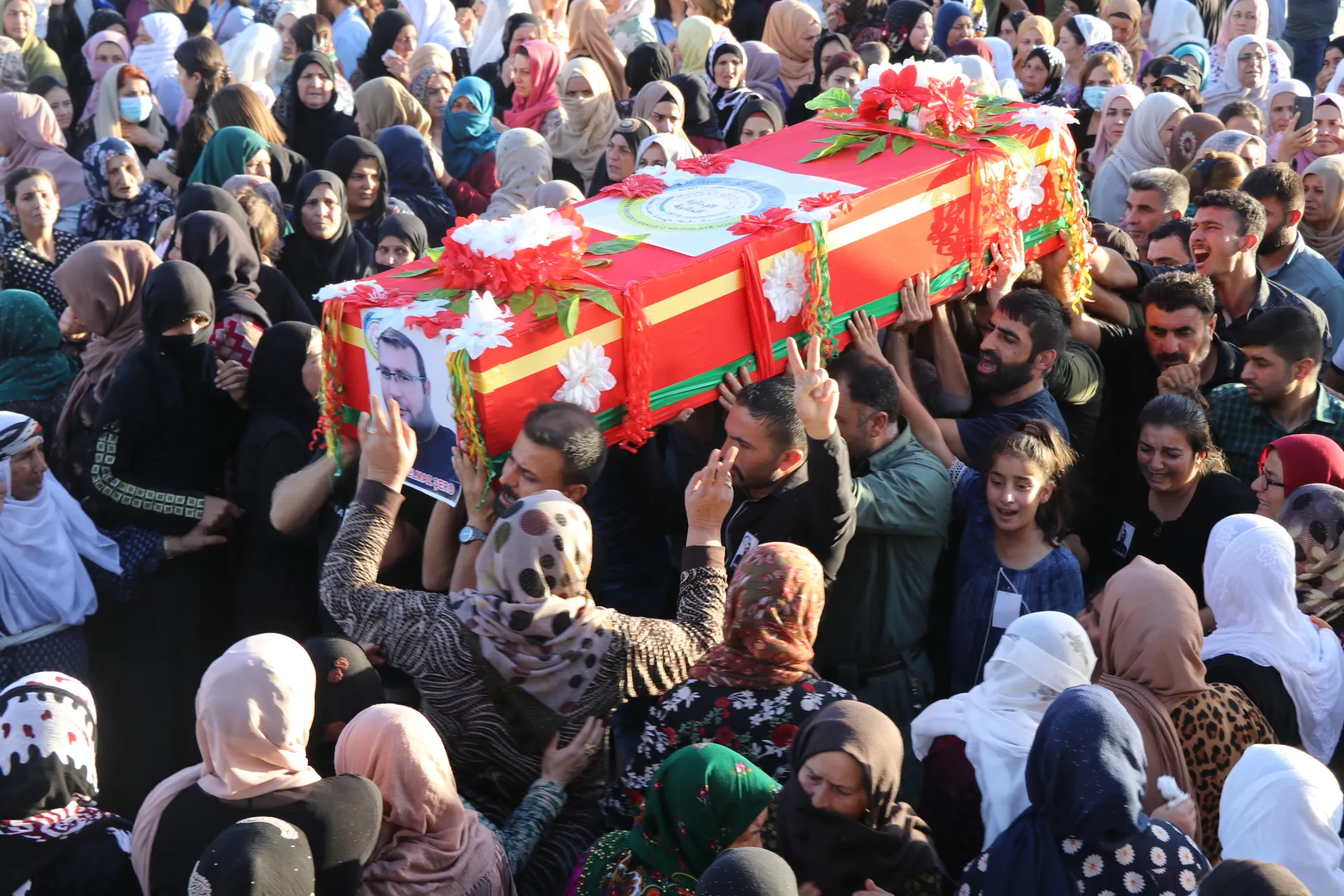 ​​​​​​​Bi hezaran şêniyên Qamişlo şehîd Yilmaz Şero oxir kir