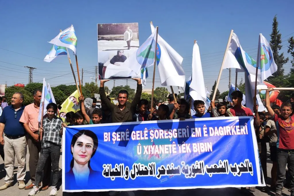 Ciwanên herêmê tekeziyê bi yekitiyê dikin