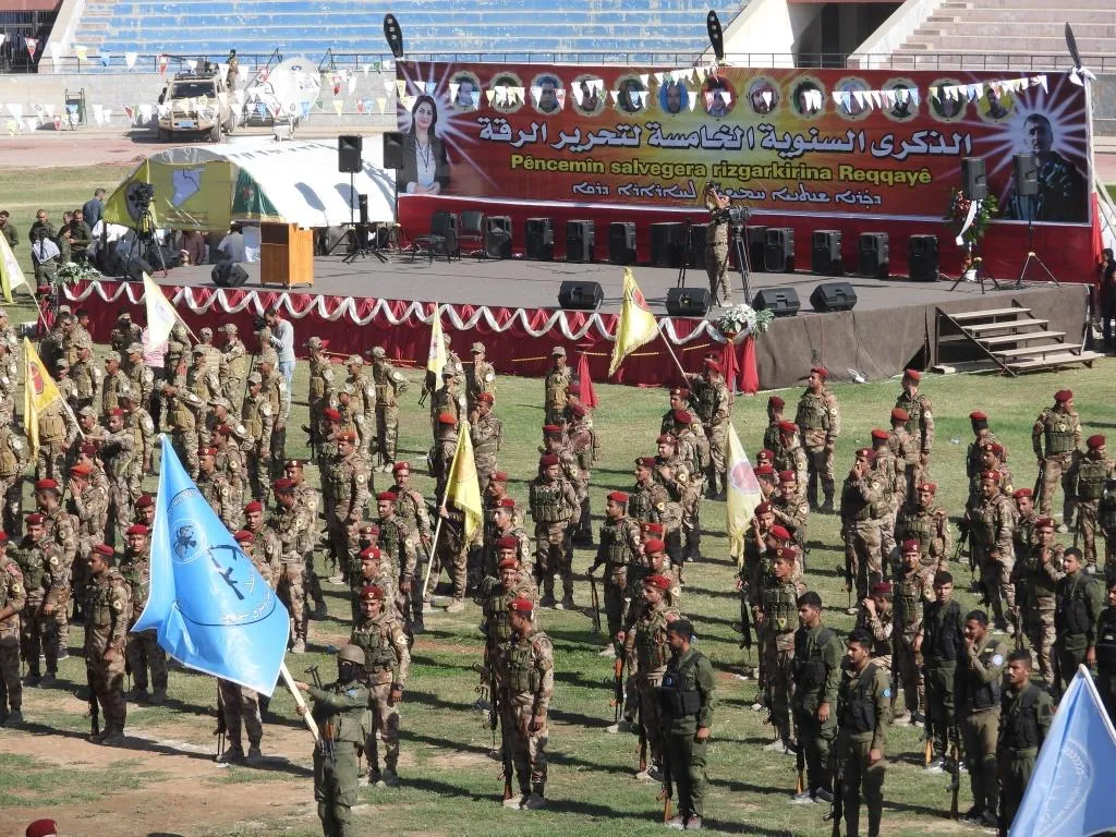 Beriya salvegera rizgarkirina bajarê xwe pîroz bikin, êrişên li dijî gerîla şermezar kirin