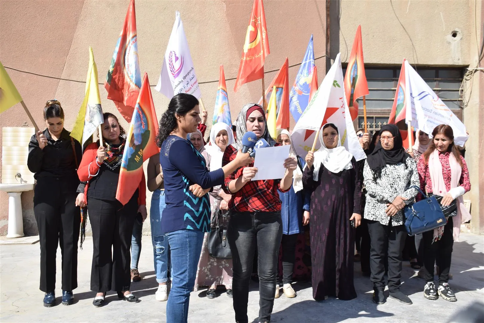 Komîteyên jinan ên Meclisa Malbatên Şehîdan û kampa Serêkaniyê tecrîd şermezar kir