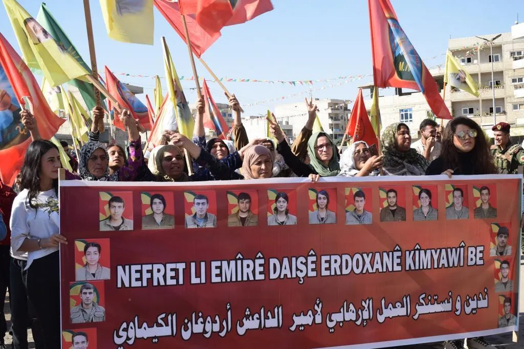Bi hezaran şêniyên Kobanê li dijî 'terora mîrê DAIŞ`ê Erdoganê kîmyewî' derketin