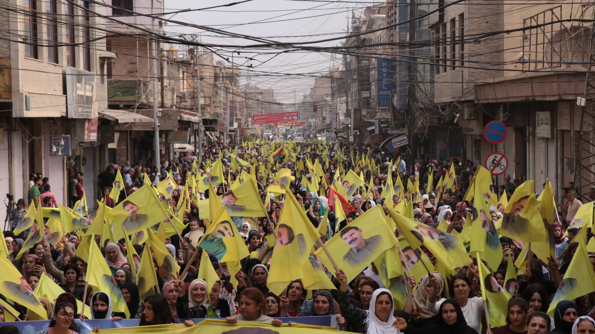 Li Qamişloyê bi hezaran bang kir: 'Bê serok jiyan nabe'