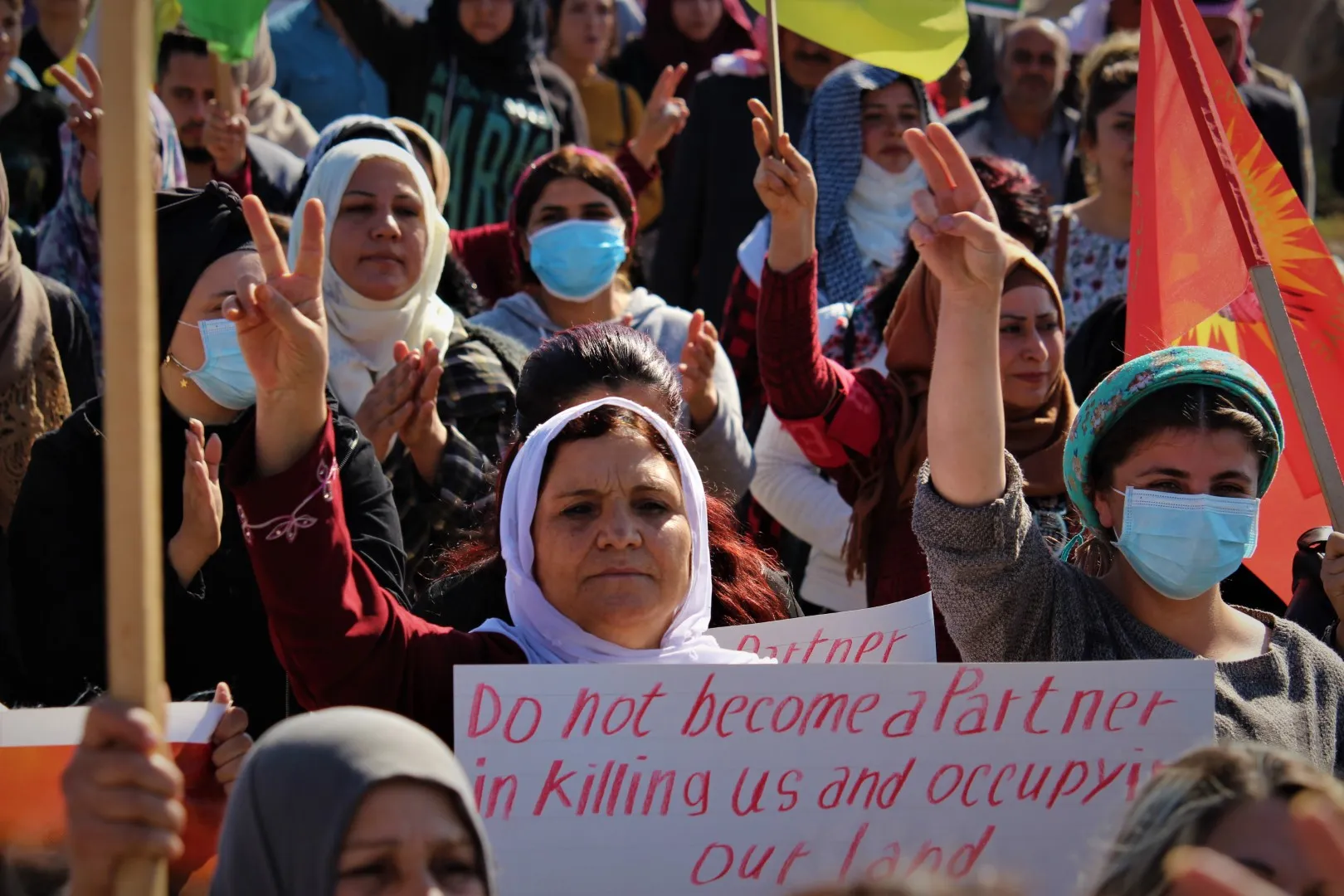 Li Hesekê bi hezaran bang kir: Bêdnegiya we hevkariya ji bo qirkirina me ye