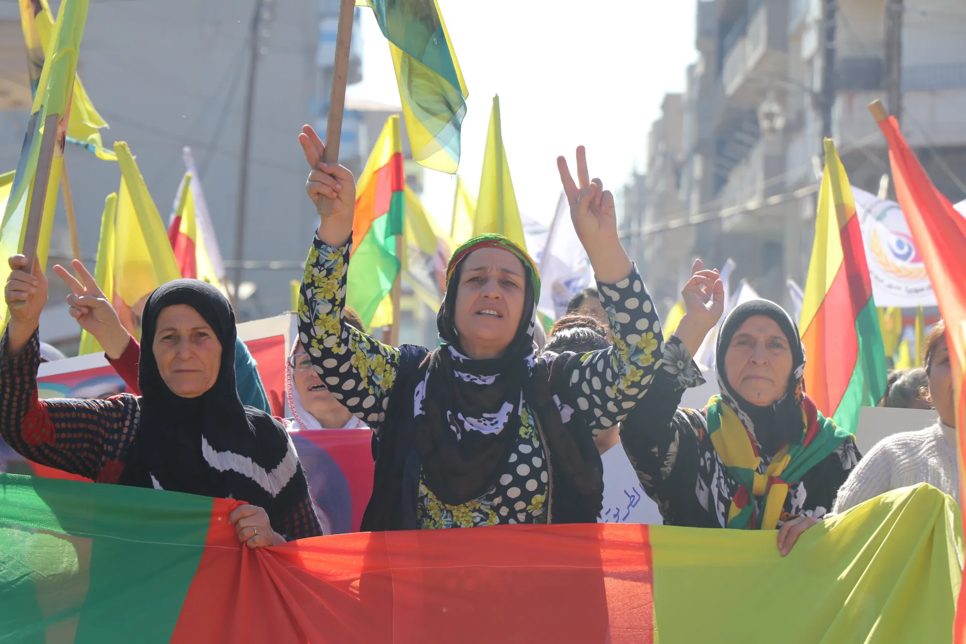 Xwepêşandêrên li Qamişlo û Tirbespiyê: Gerîla gel e, gel gerîla ye