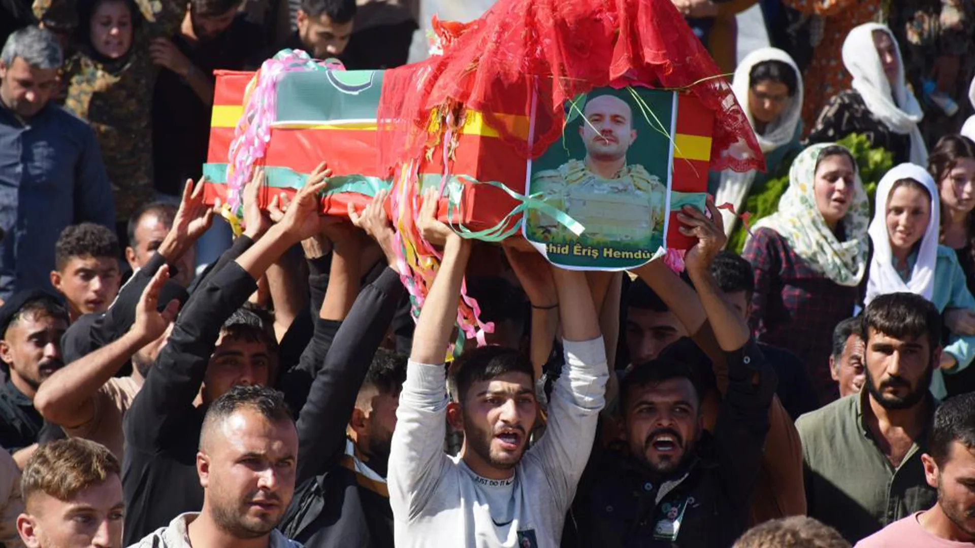 Şehîd Êriş Hemdûş li Kobanê bi merasimekê hat oxirkirin