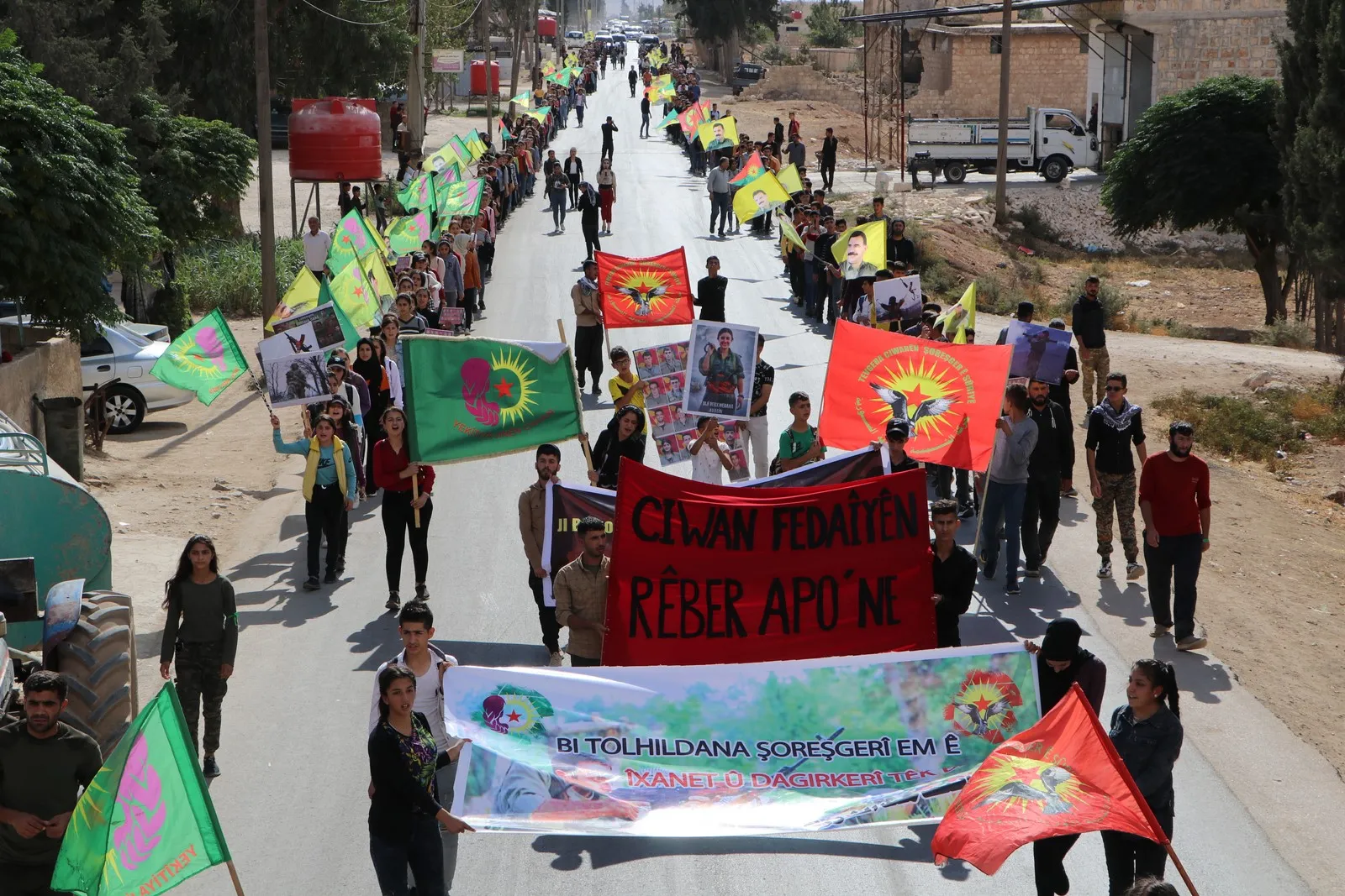 ​​​​​​​Ciwanên Efrînê li dijî êrişên bi çekên kîmyewî xwepêşandan kirin