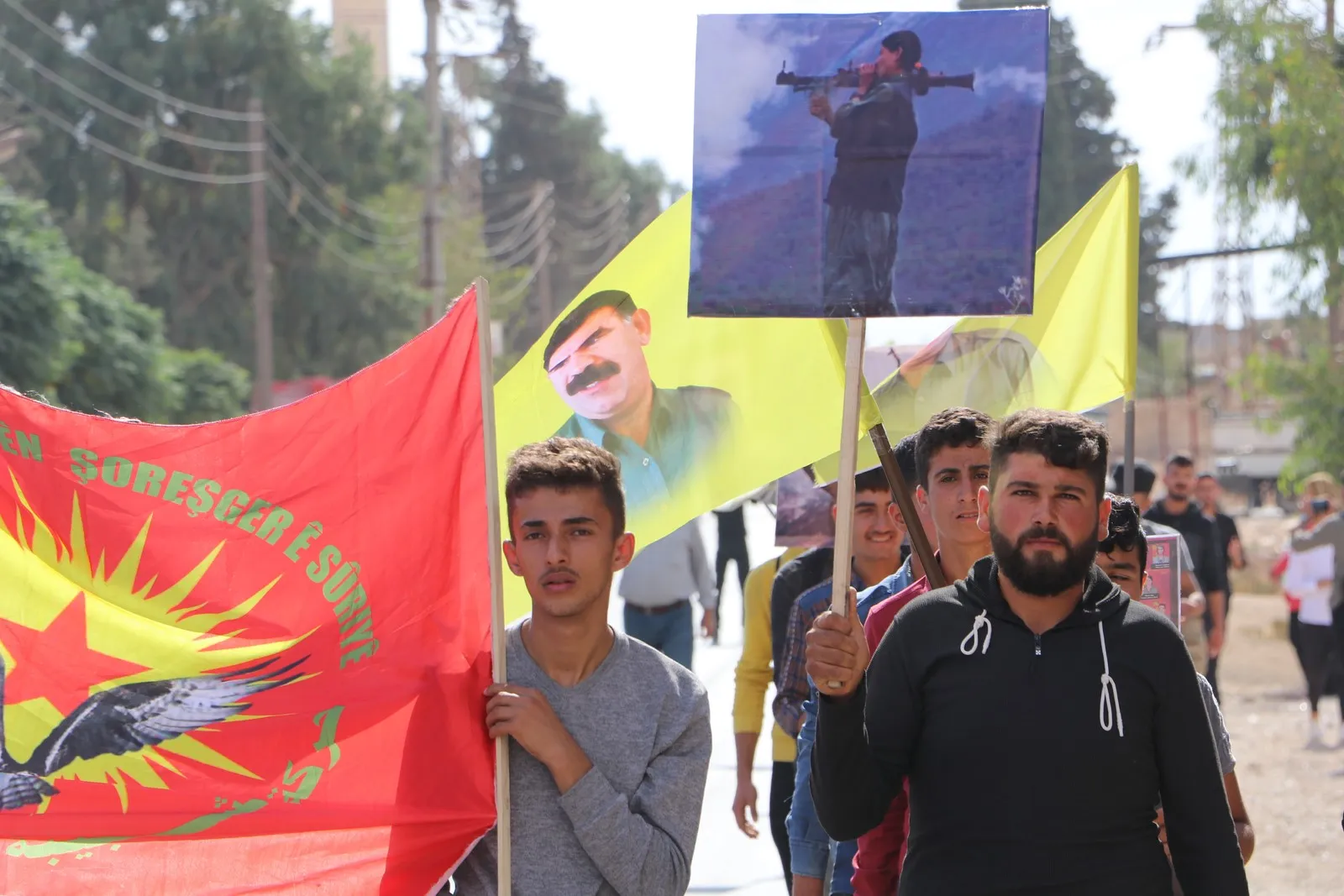 ​​​​​​​Ciwanên Efrînê li dijî êrişên bi çekên kîmyewî xwepêşandan kirin