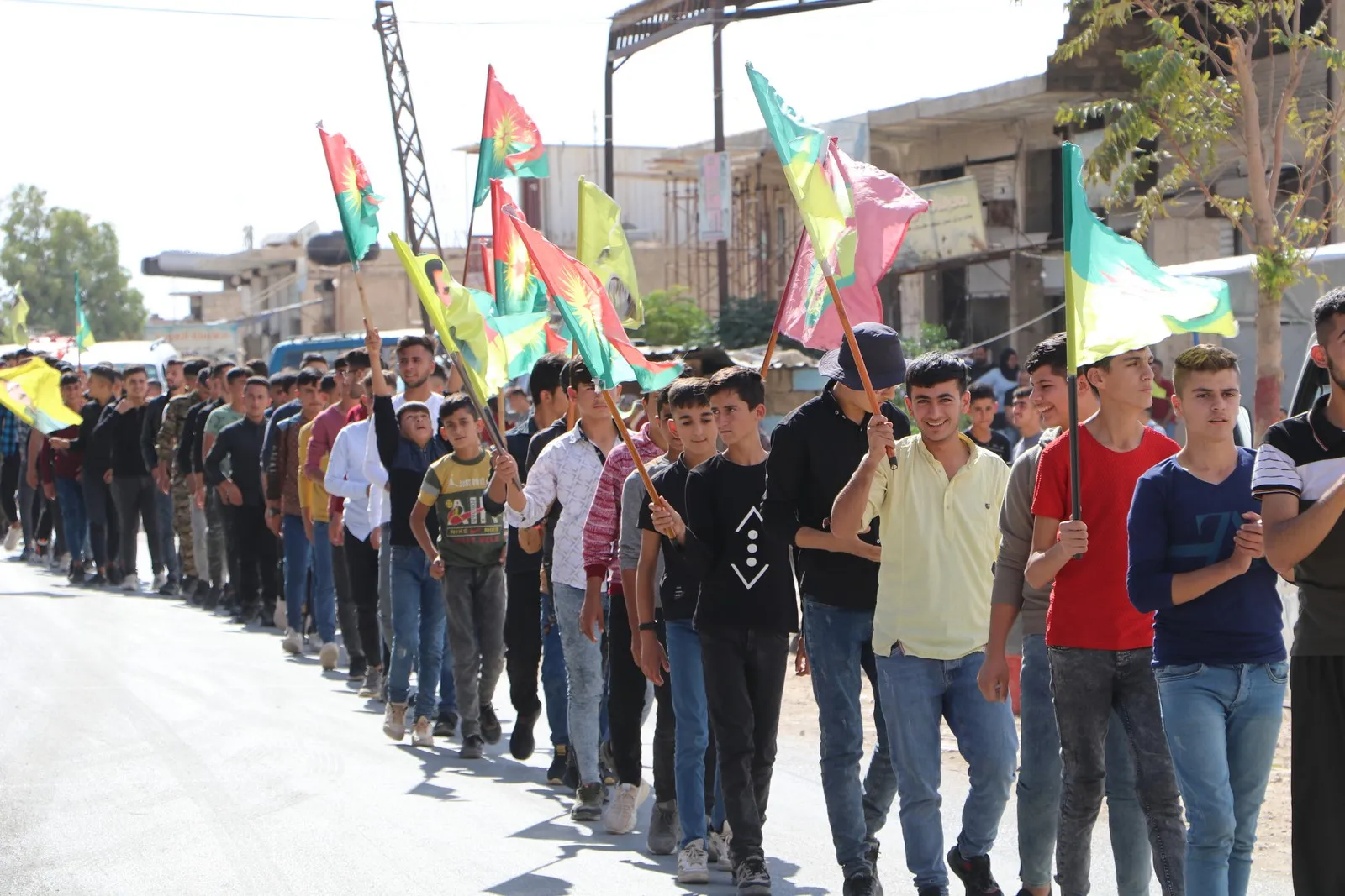 ​​​​​​​Ciwanên Efrînê li dijî êrişên bi çekên kîmyewî xwepêşandan kirin