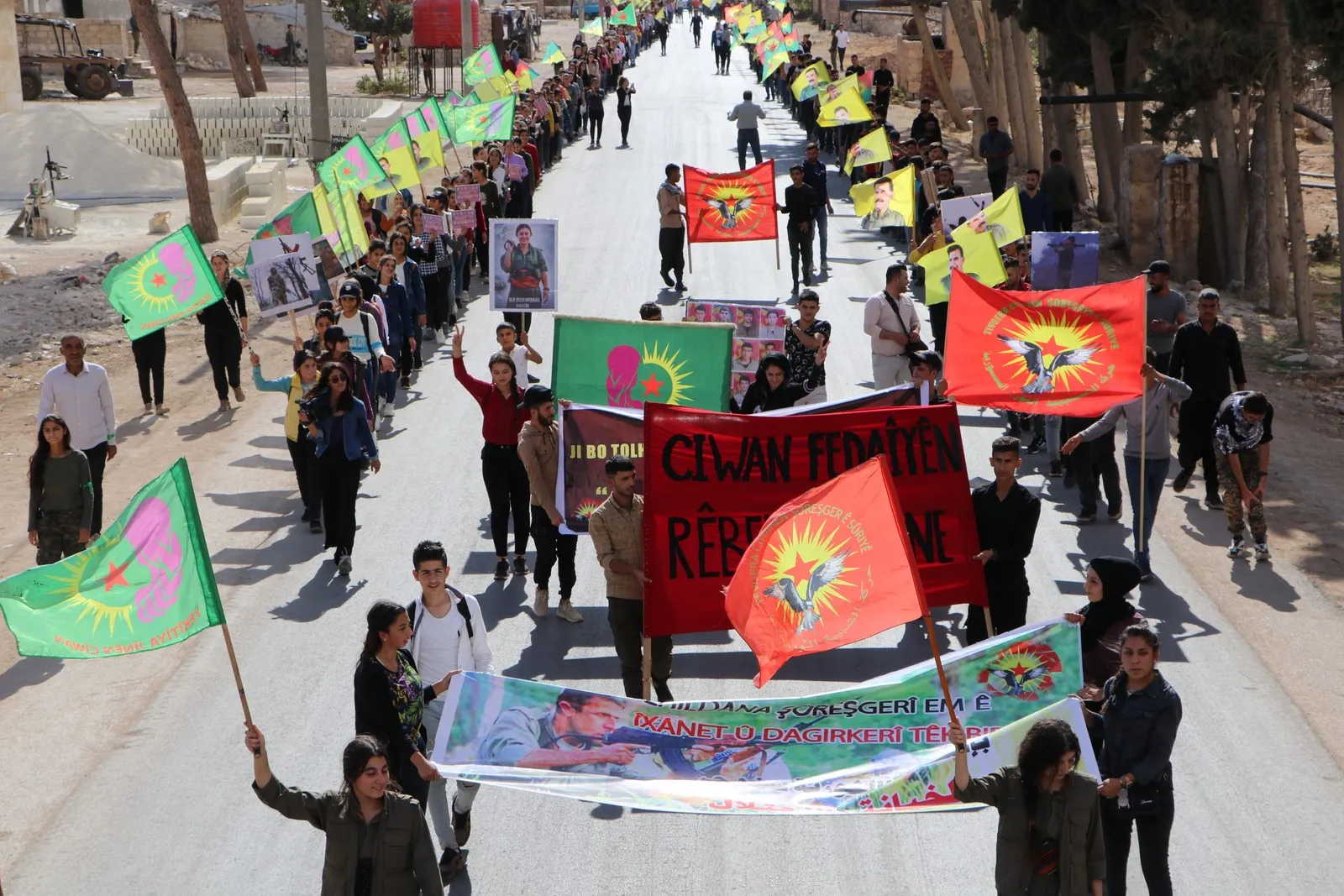 ​​​​​​​Ciwanên Efrînê li dijî êrişên bi çekên kîmyewî xwepêşandan kirin