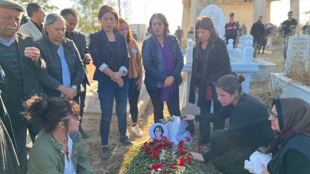 Tevî dorpêça leşkeran cenazeyê Nagîhan Akarselê bi dirûşma ‘Jin jiyan azadî’ hat veşartin