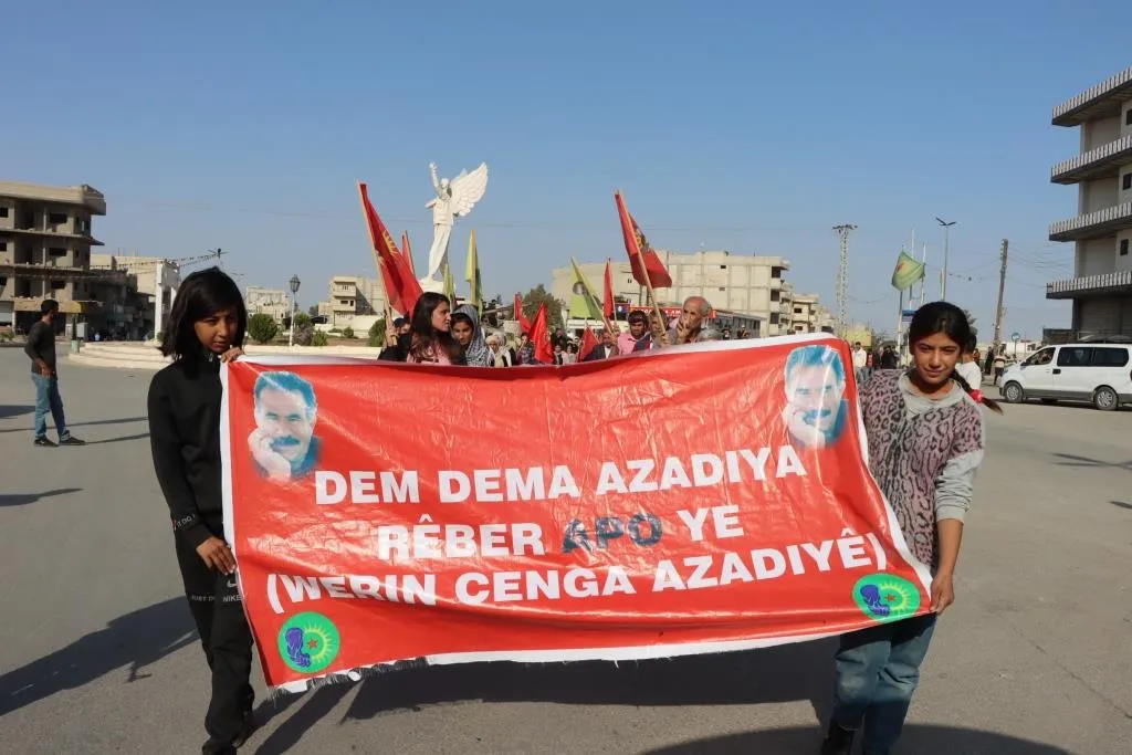 Ciwanên şoreşger li Kobanê meşek li dar xist